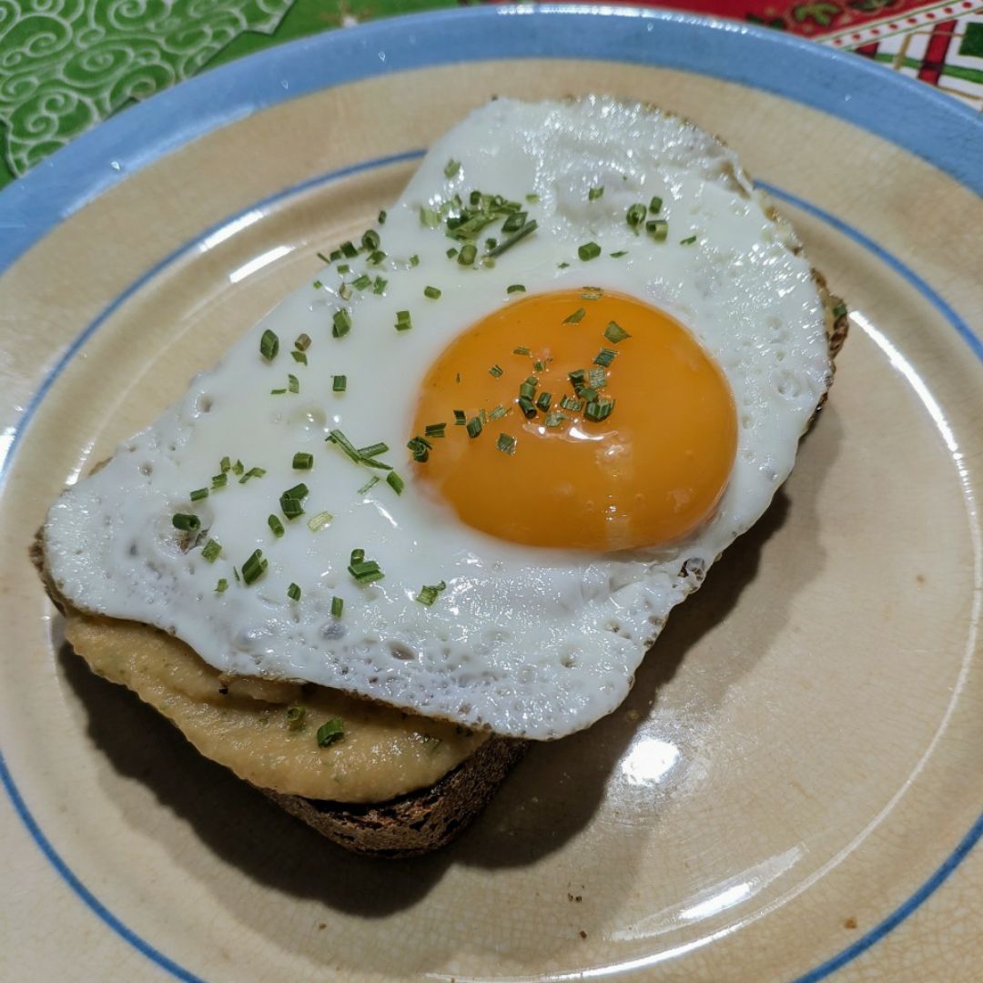 Tostada de hummus con huevo Tostada de hummus con huevo