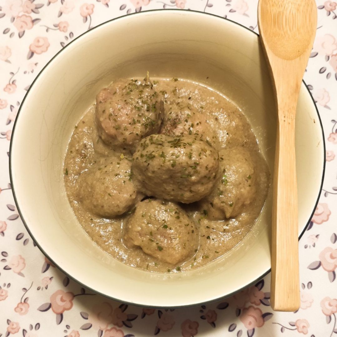 ALBONDIGAS DE POLLO CON SALSA DE CHAMPIÑONES ALBONDIGAS DE POLLO CON SALSA DE CHAMPIÑONES