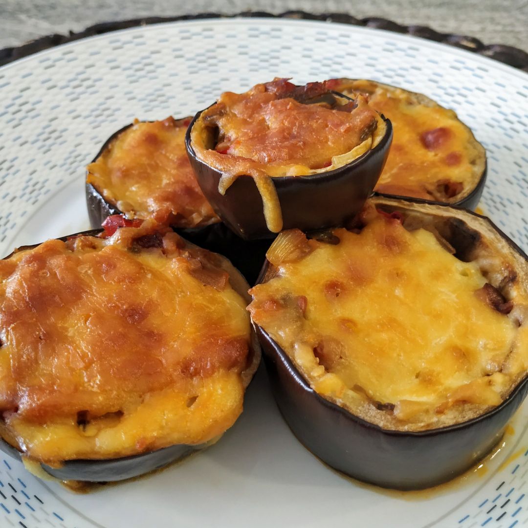 BERENJENAS RELLENAS DE VERDURA Y SOJA TEXTURIZADA BERENJENAS RELLENAS DE VERDURA Y SOJA TEXTURIZADA