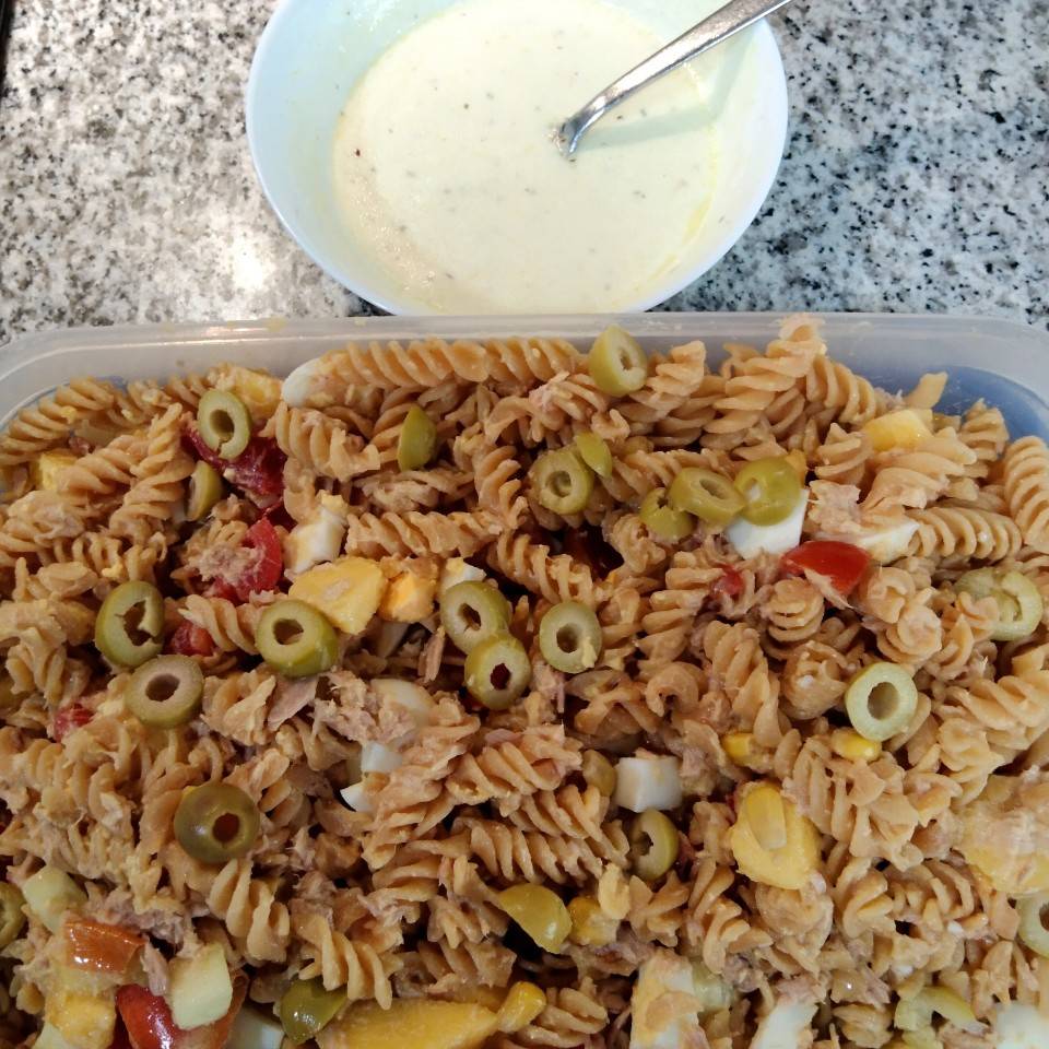 Ensalada de pasta de lentejas y salsa de yogur.