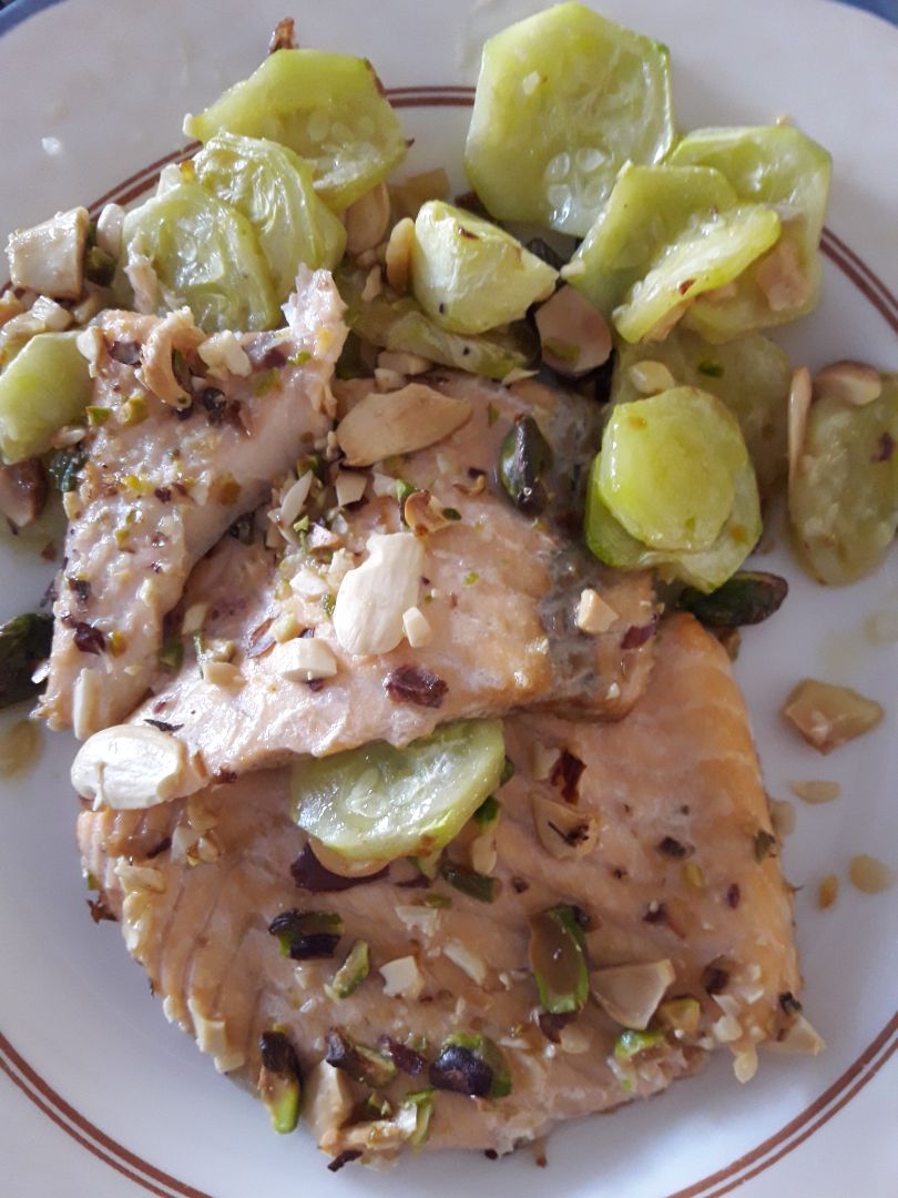 Salmón con frutos secos y calabacín 