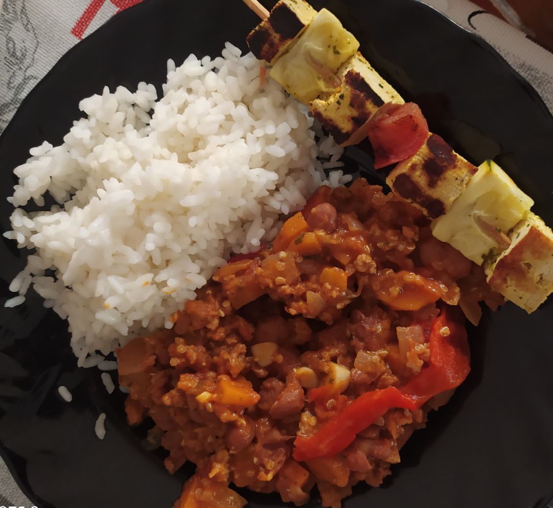 Chili vegano con arroz blanco.