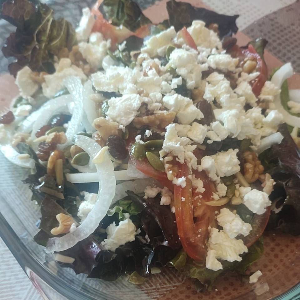 Ensalada de lechugas negras y riza, semillas, queso feta, cebolla, tomate, AOVE, sal y vinagre Ensalada de lechugas negras y riza, semillas, queso feta, cebolla, tomate, AOVE, sal y vinagre
