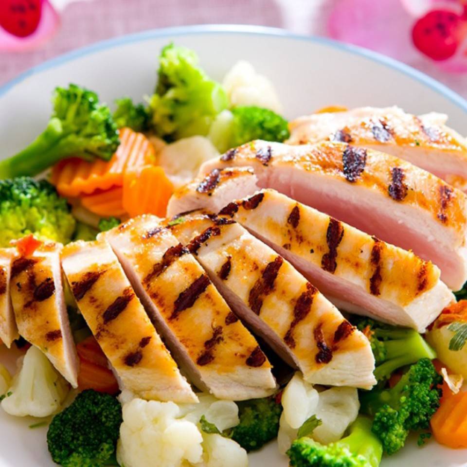 POLLO A LA PLANCHA CON VERDURAS POLLO A LA PLANCHA CON VERDURAS