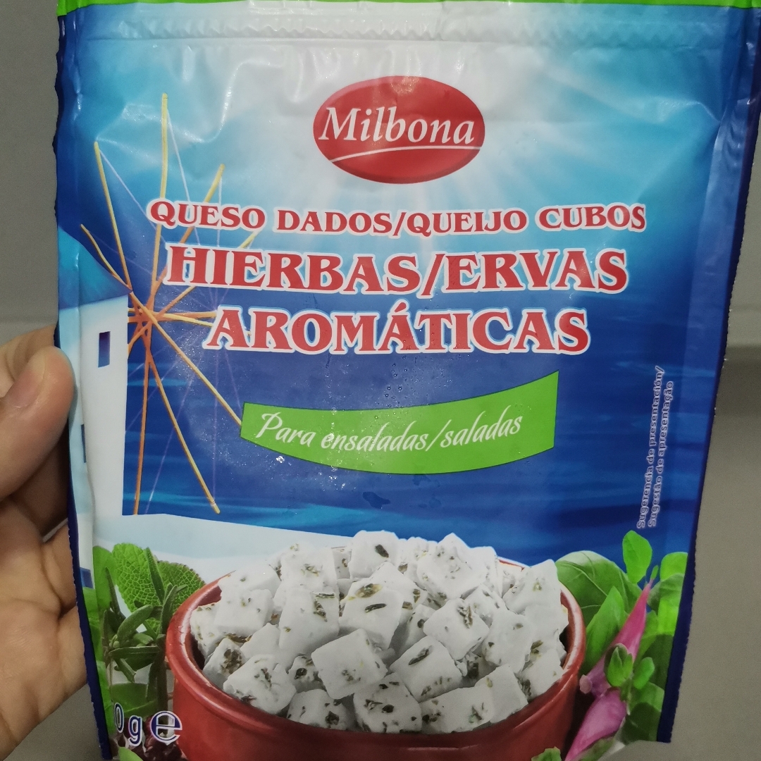 Queso en dados con hierbas aromáticaa Queso en dados con hierbas aromáticaa