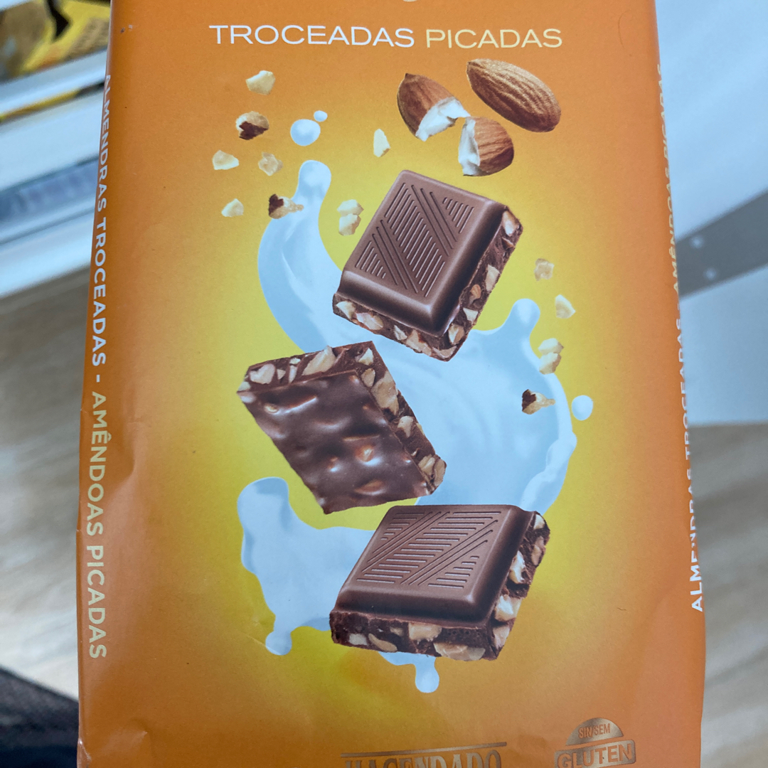 Chocolate con almendras troceadas
