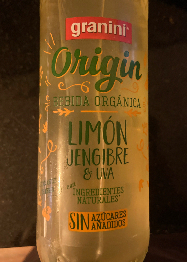 Bebida orgánica limón, jengibre y uva Bebida orgánica limón, jengibre y uva
