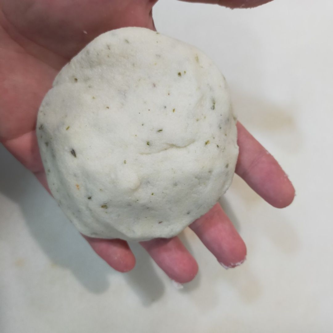 Arepizza (pizza con masa de arepa) 🍕 Paso 1 Arepizza (pizza con masa de arepa) 🍕 Paso 1