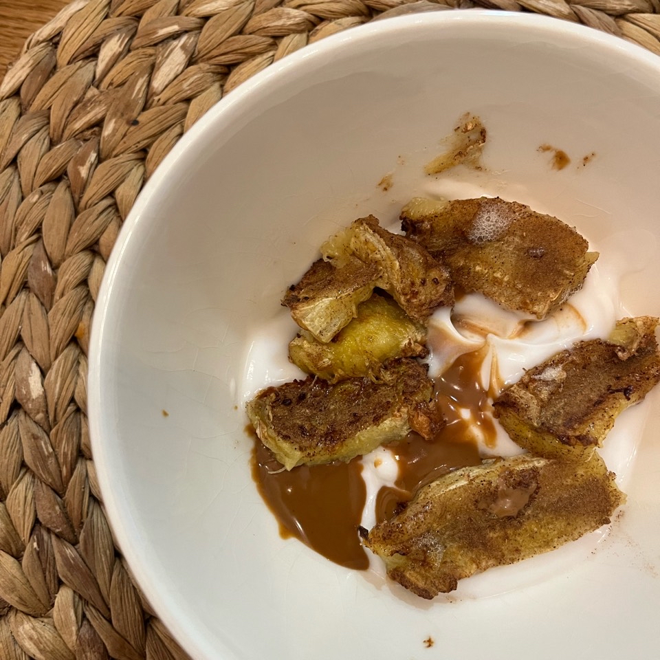 Yogur de coco con plátano asado
