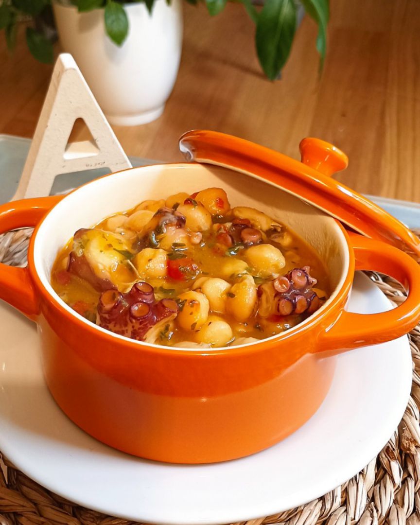 Garbanzos en salsa de calabaza con sepia y pulpo. Garbanzos en salsa de calabaza con sepia y pulpo.
