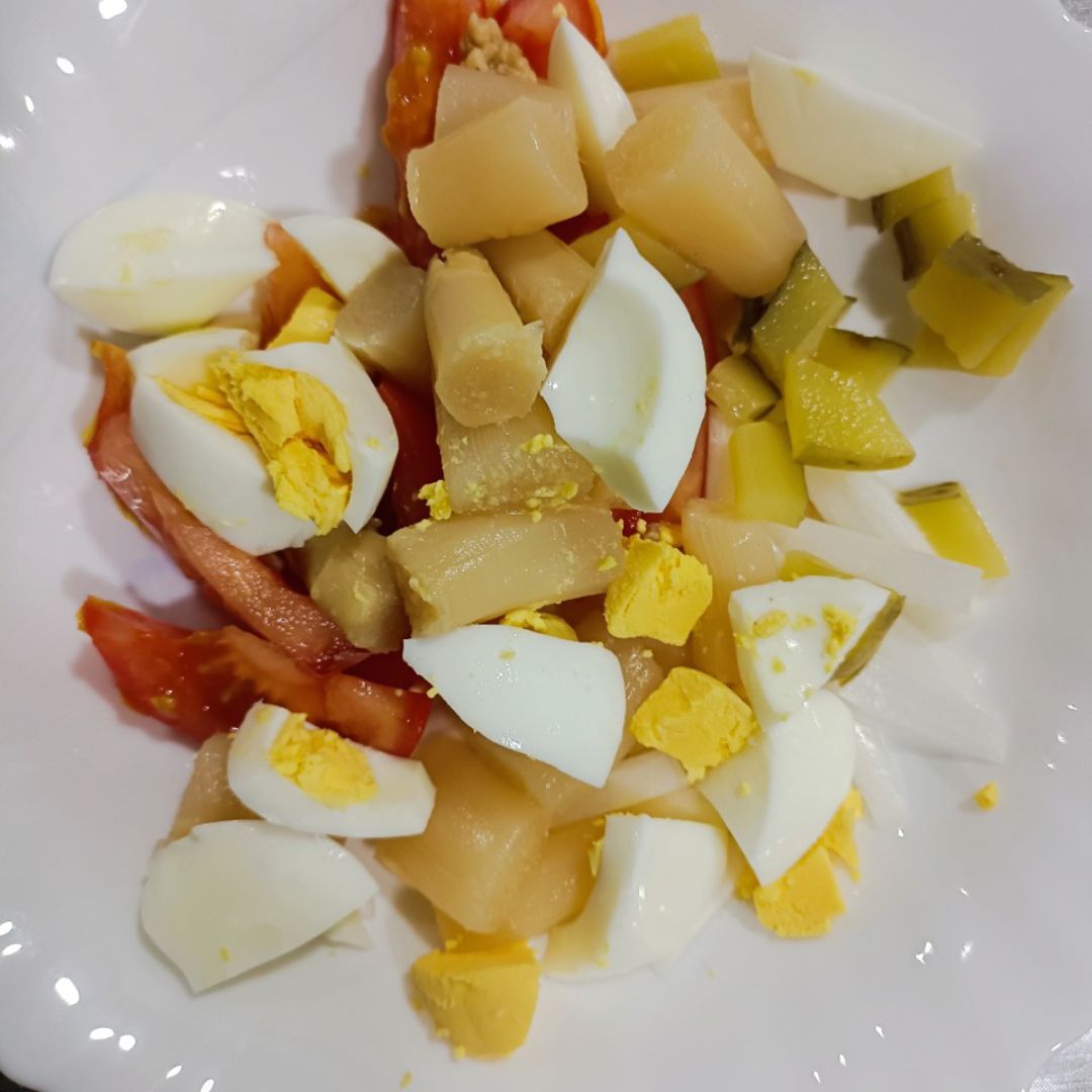 Ensalada de tomate, pepinillo, cebolleta, espárragos y huevo cocido Ensalada de tomate, pepinillo, cebolleta, espárragos y huevo cocido