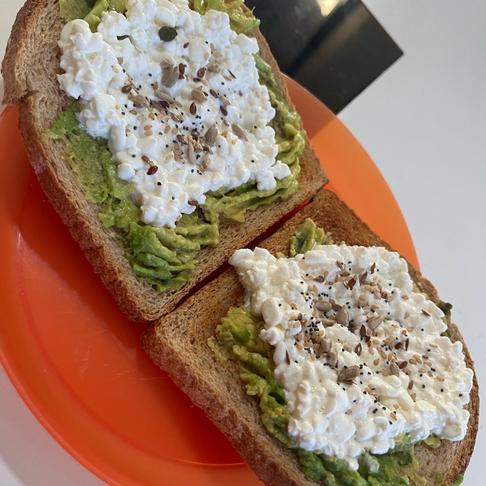 Tostada integral con aguacate y queso cottage