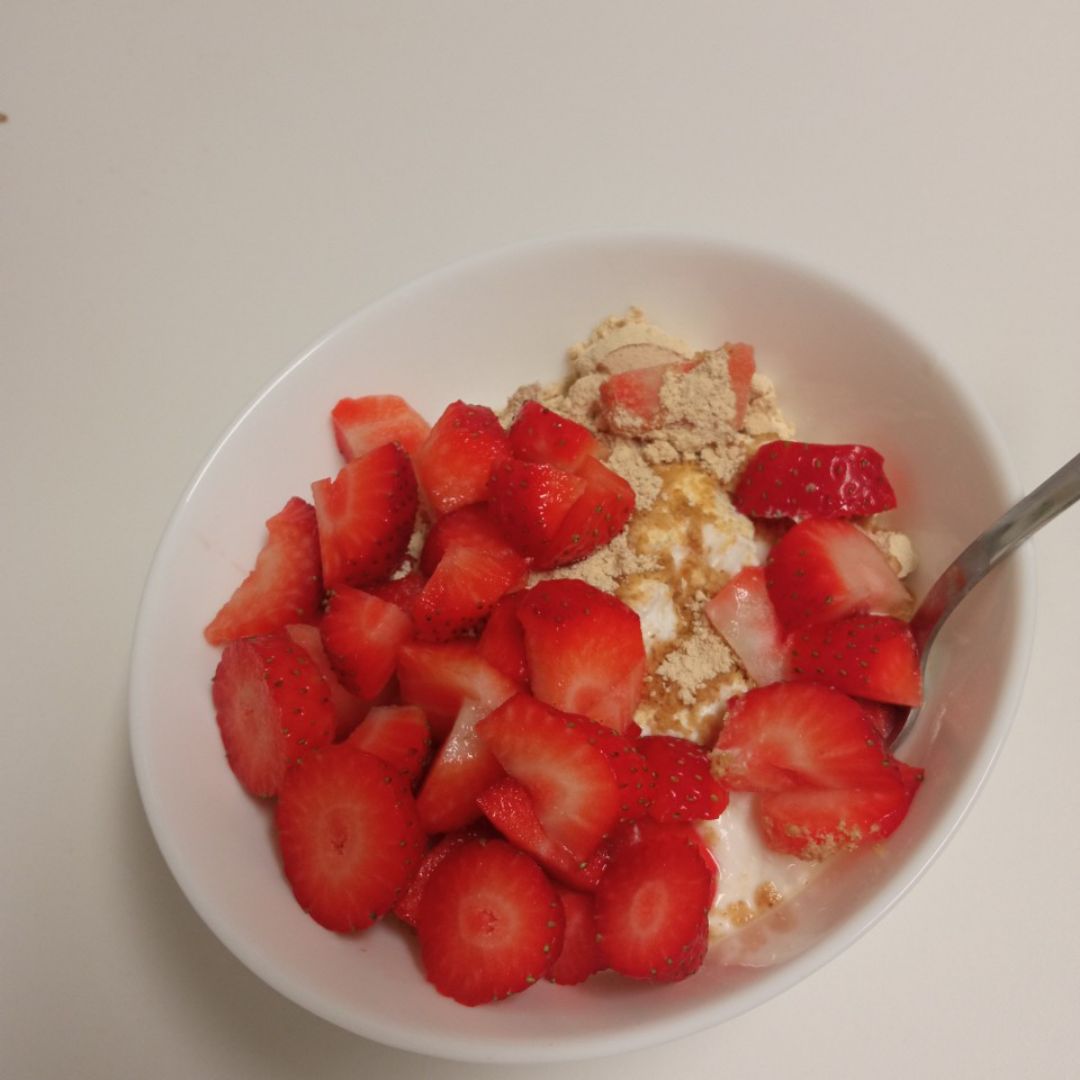 Yogur con fresas y cacahuete Yogur con fresas y cacahuete
