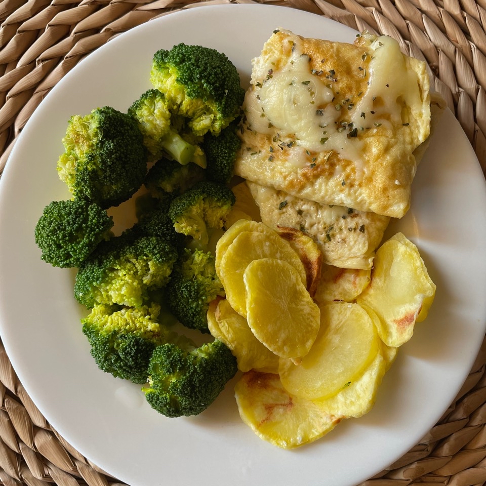 Brócoli con patatas y tortilla de queso Brócoli con patatas y tortilla de queso