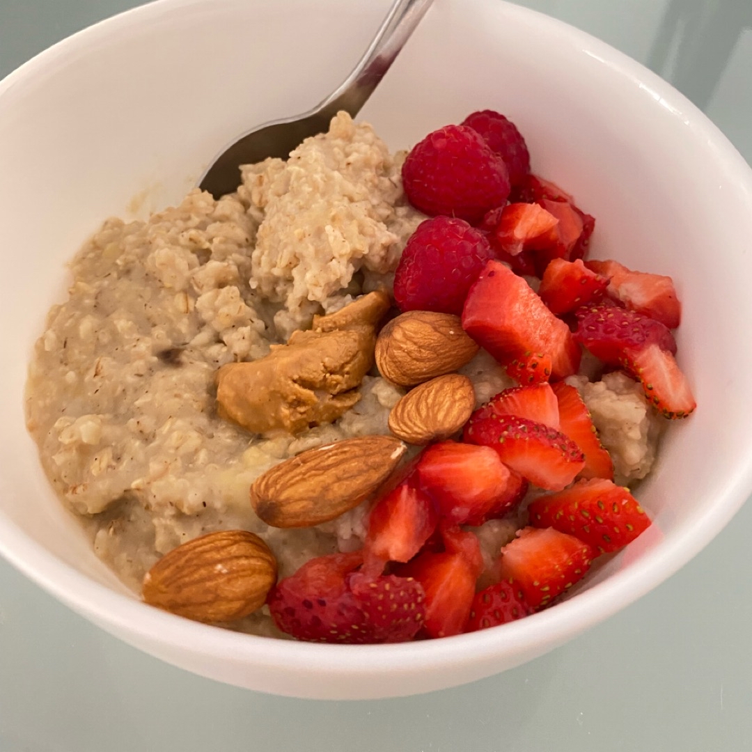 Avena con crema de cacahuate con almendras y fruta Avena con crema de cacahuate con almendras y fruta