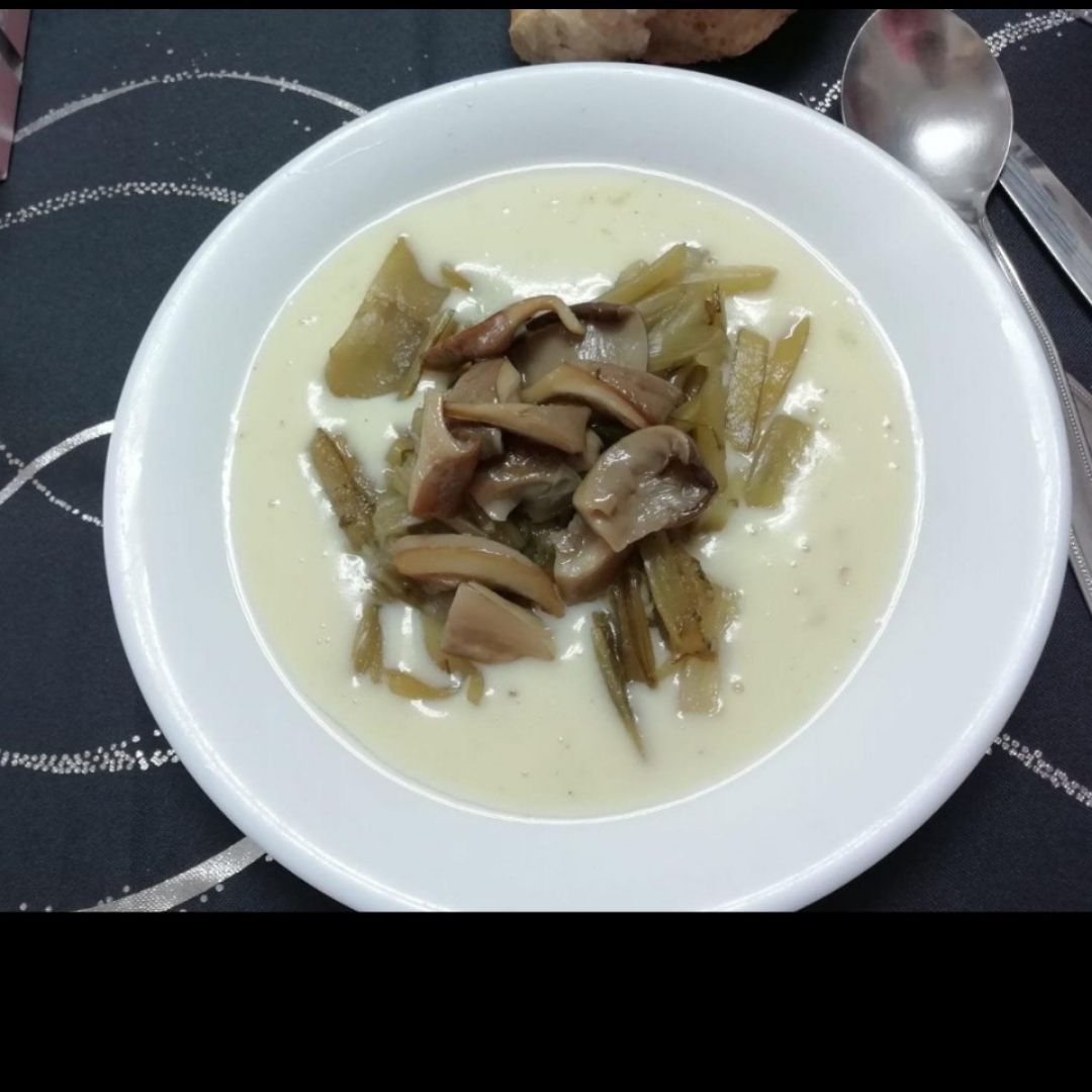 Borraja y setas sobre crema de patata Borraja y setas sobre crema de patata