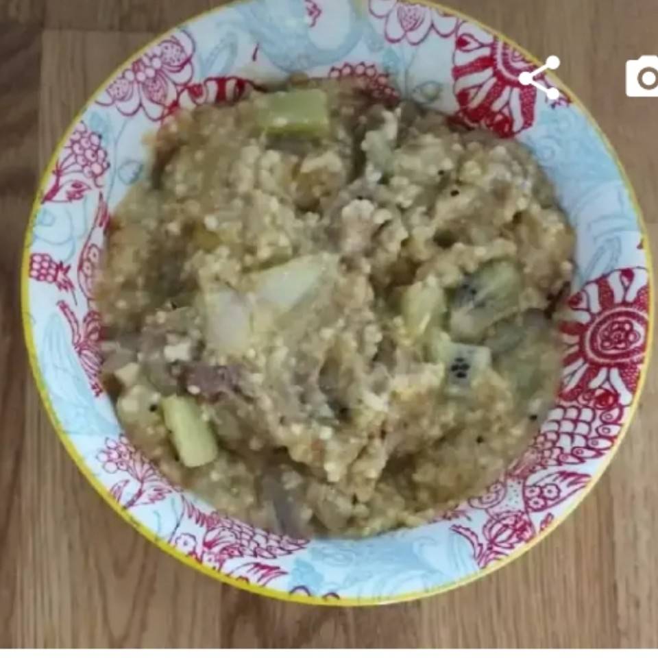 Gachas de avena y mijo con ciruela, pera y zumo de naranja Gachas de avena y mijo con ciruela, pera y zumo de naranja