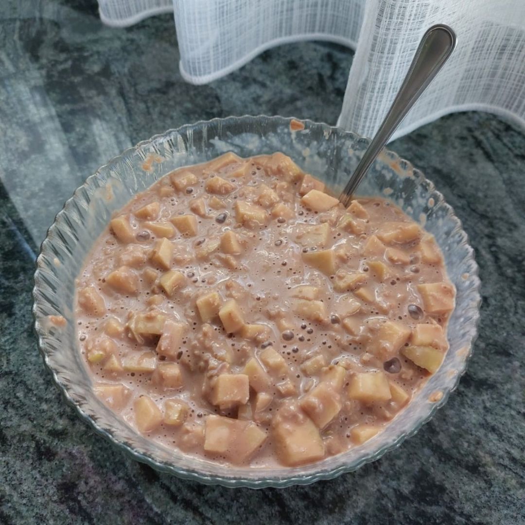 Bol de avena, manzana y chocolate