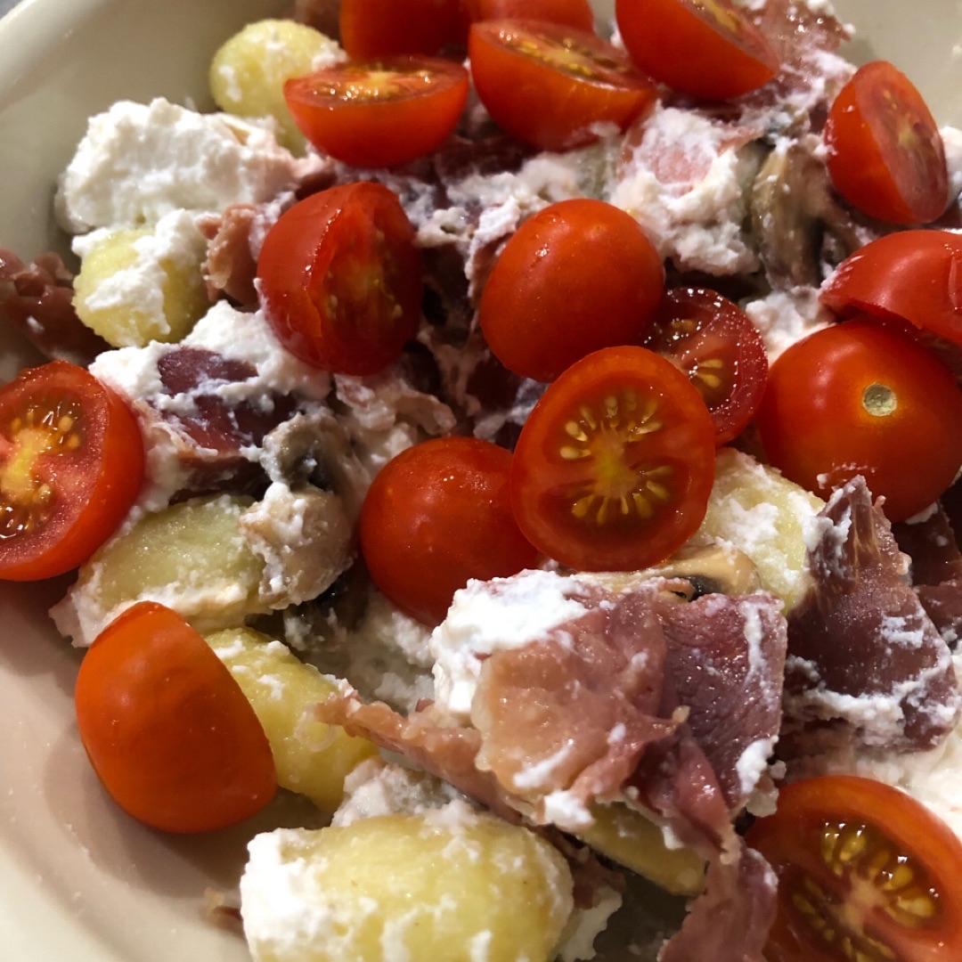 Ñoquis con jamón serrano y ricotta 