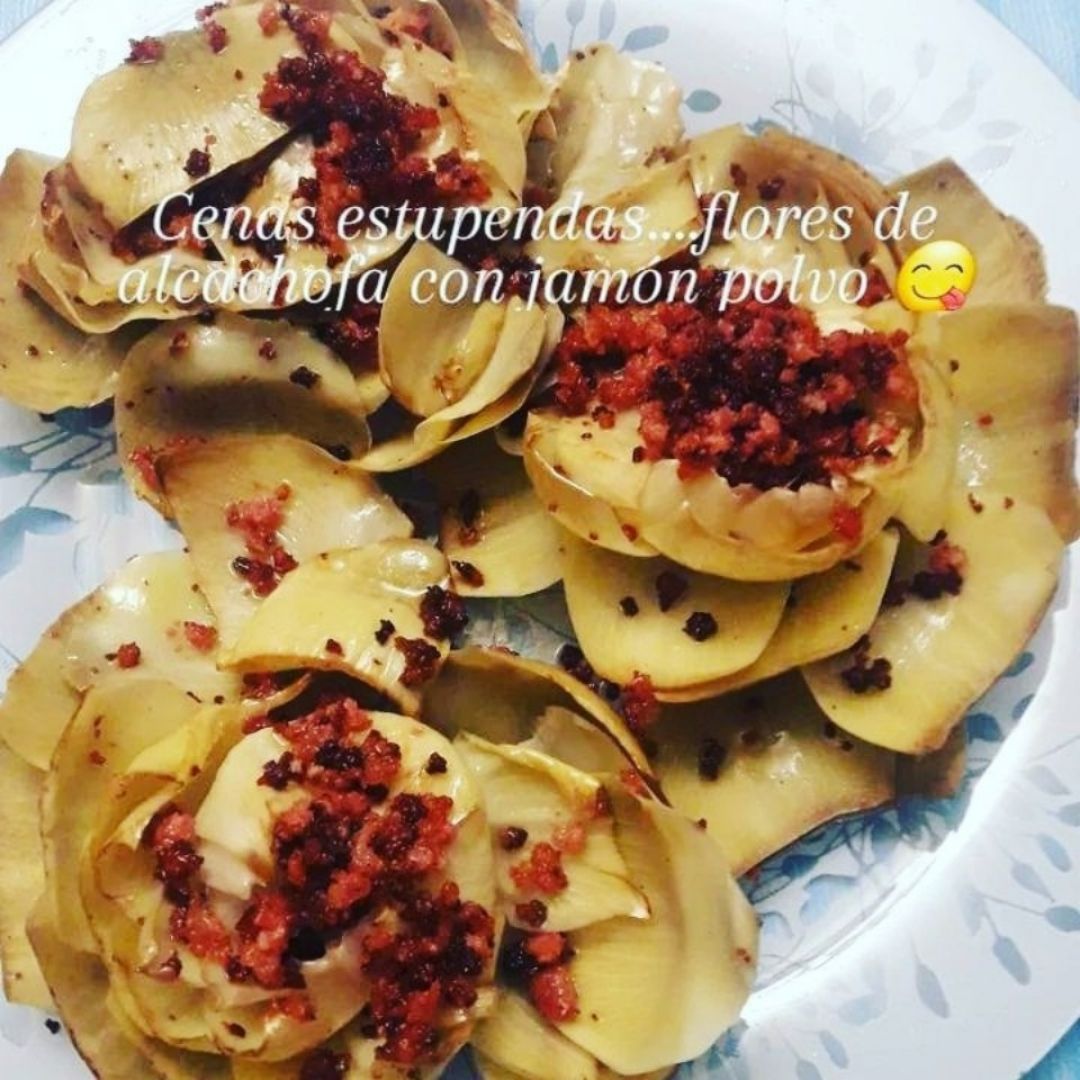 Flores de alcachofa con polvo de jamón Flores de alcachofa con polvo de jamón