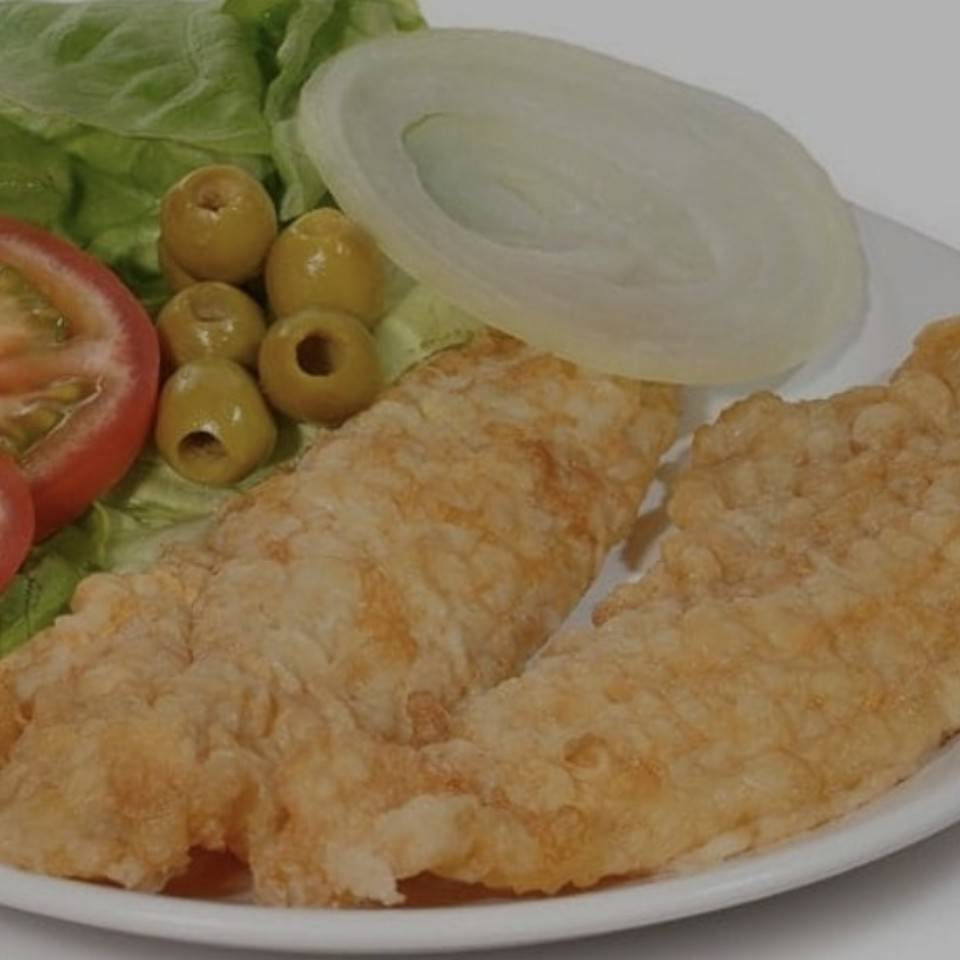 Merluza empanada con guisantes Merluza empanada con guisantes