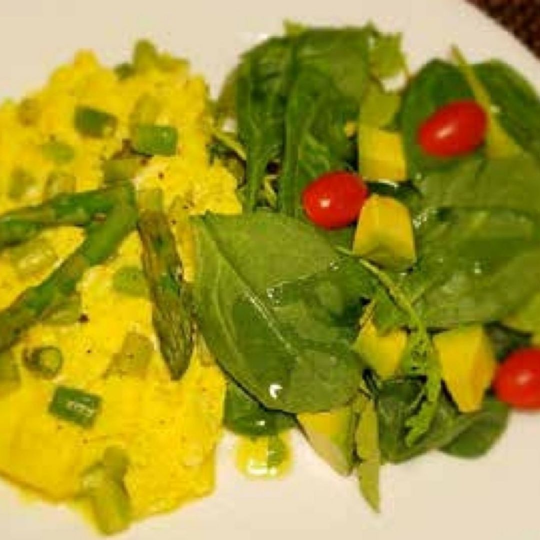 Huevos revueltos con queso y espárragos + Mini ensalada verde Huevos revueltos con queso y espárragos + Mini ensalada verde