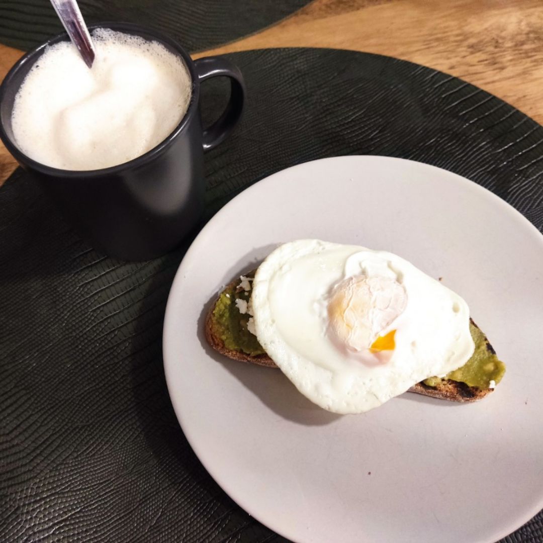 Tostada con guacamole, queso de cabra y huevo 🤩