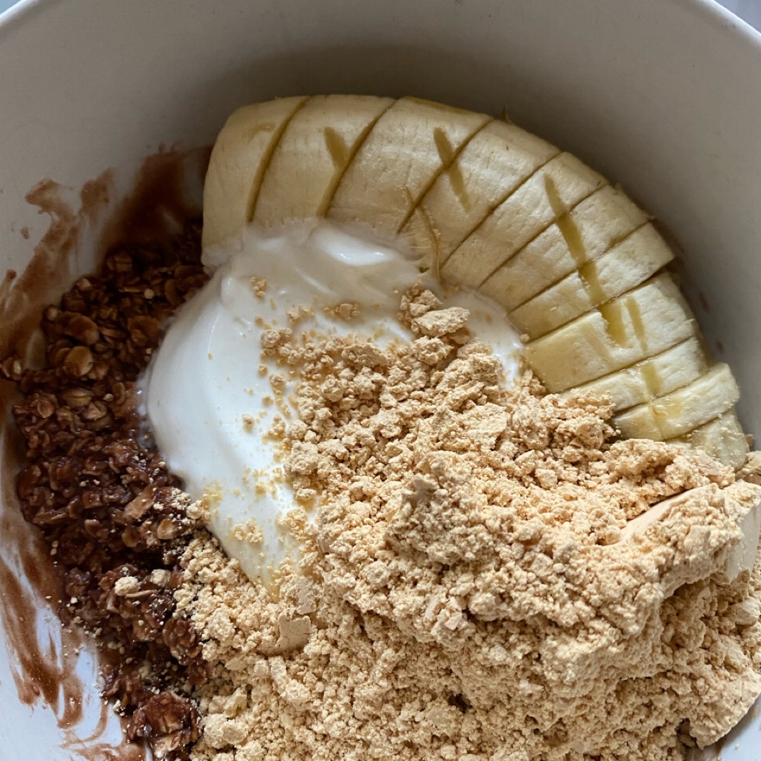 Desayuno yogurt banana protein