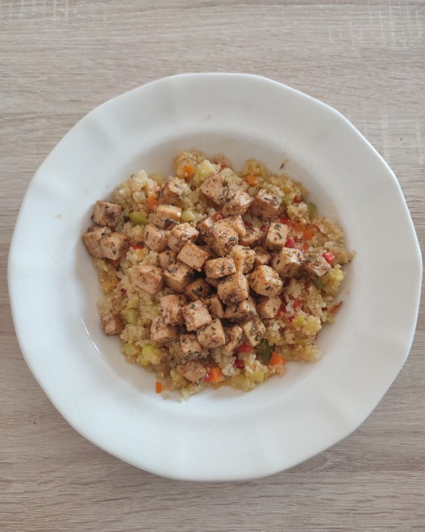 Dados de tofu con quinoa y verduras 