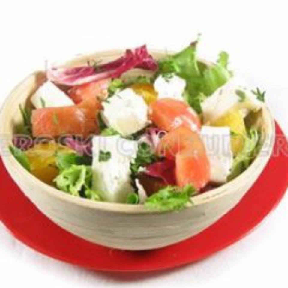 Ensalada de frutas frescas con queso mozzarella Ensalada de frutas frescas con queso mozzarella