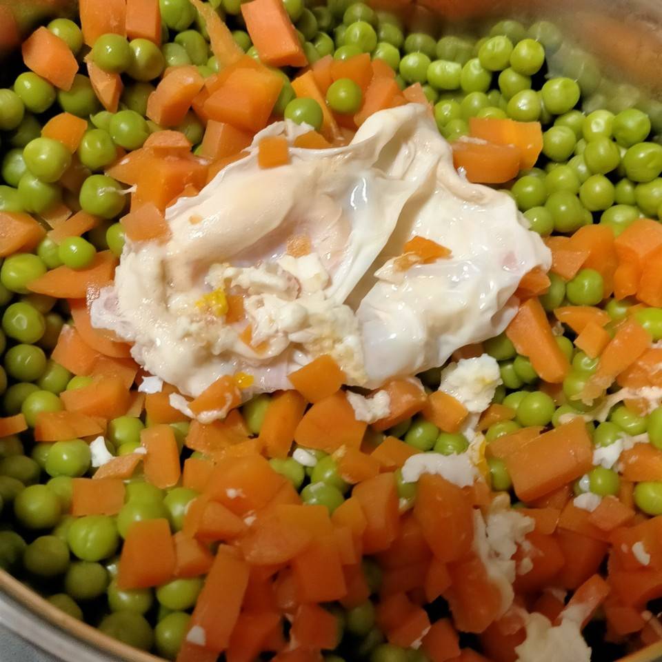Guisantes con verduras, soja y huevos.