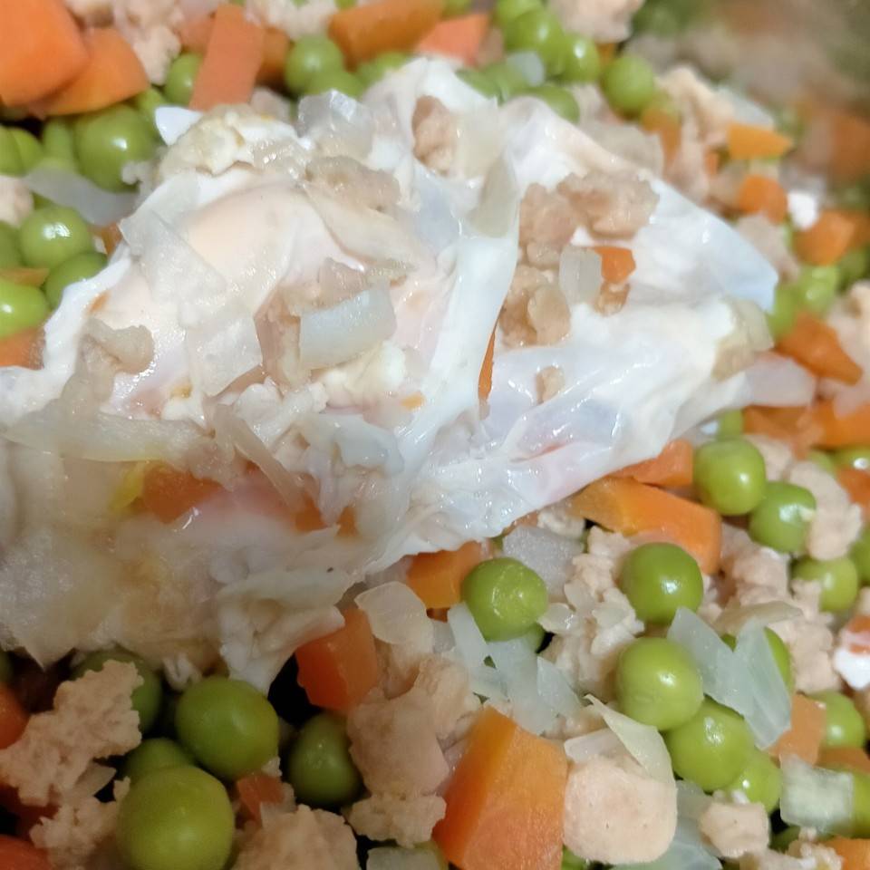 Guisantes con verduras, soja y huevos.
