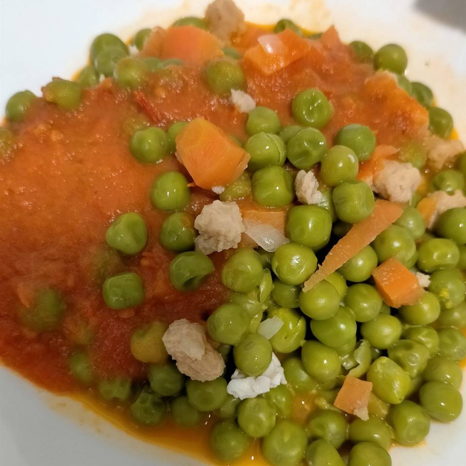 Guisantes con verduras, soja y huevos.