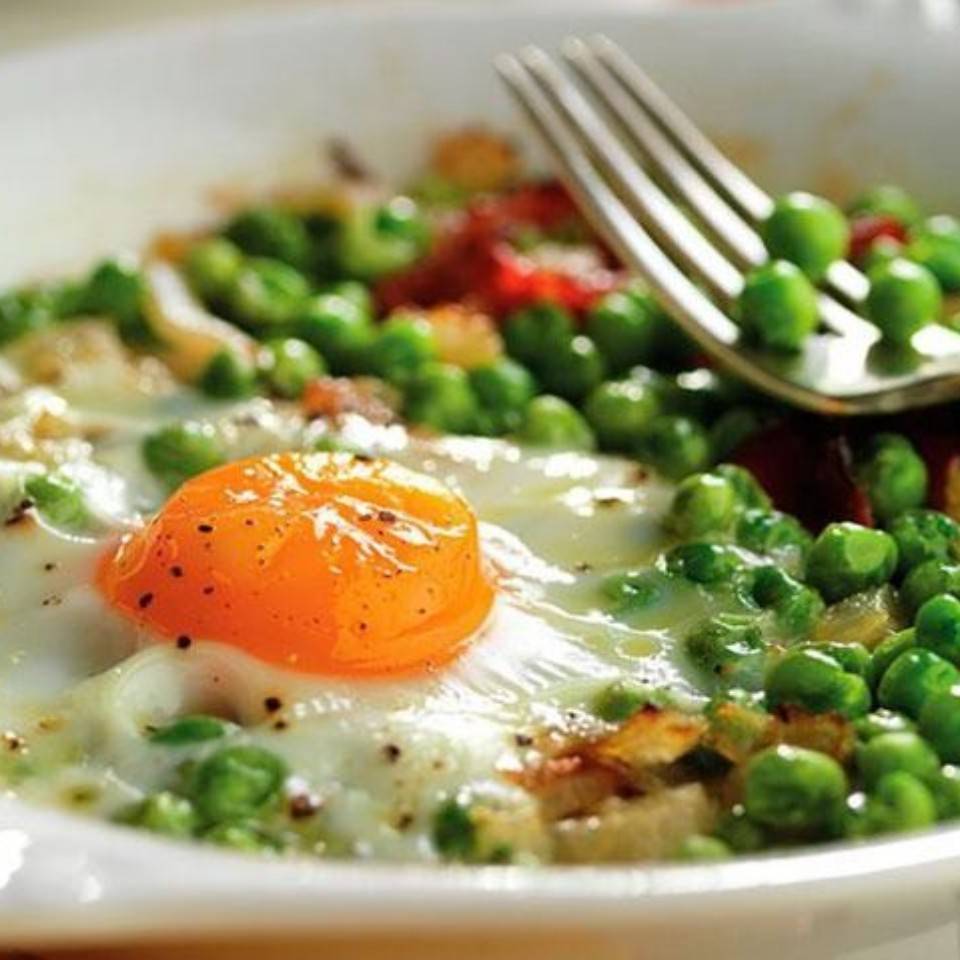 Guisantes con verduras, soja y huevos.
