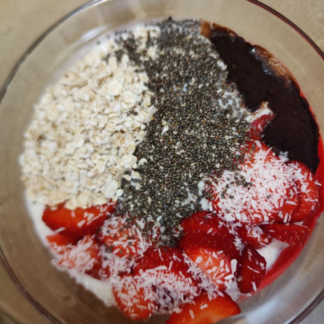 Yogur, fresas, chía, avena, cacao y coco Yogur, fresas, chía, avena, cacao y coco