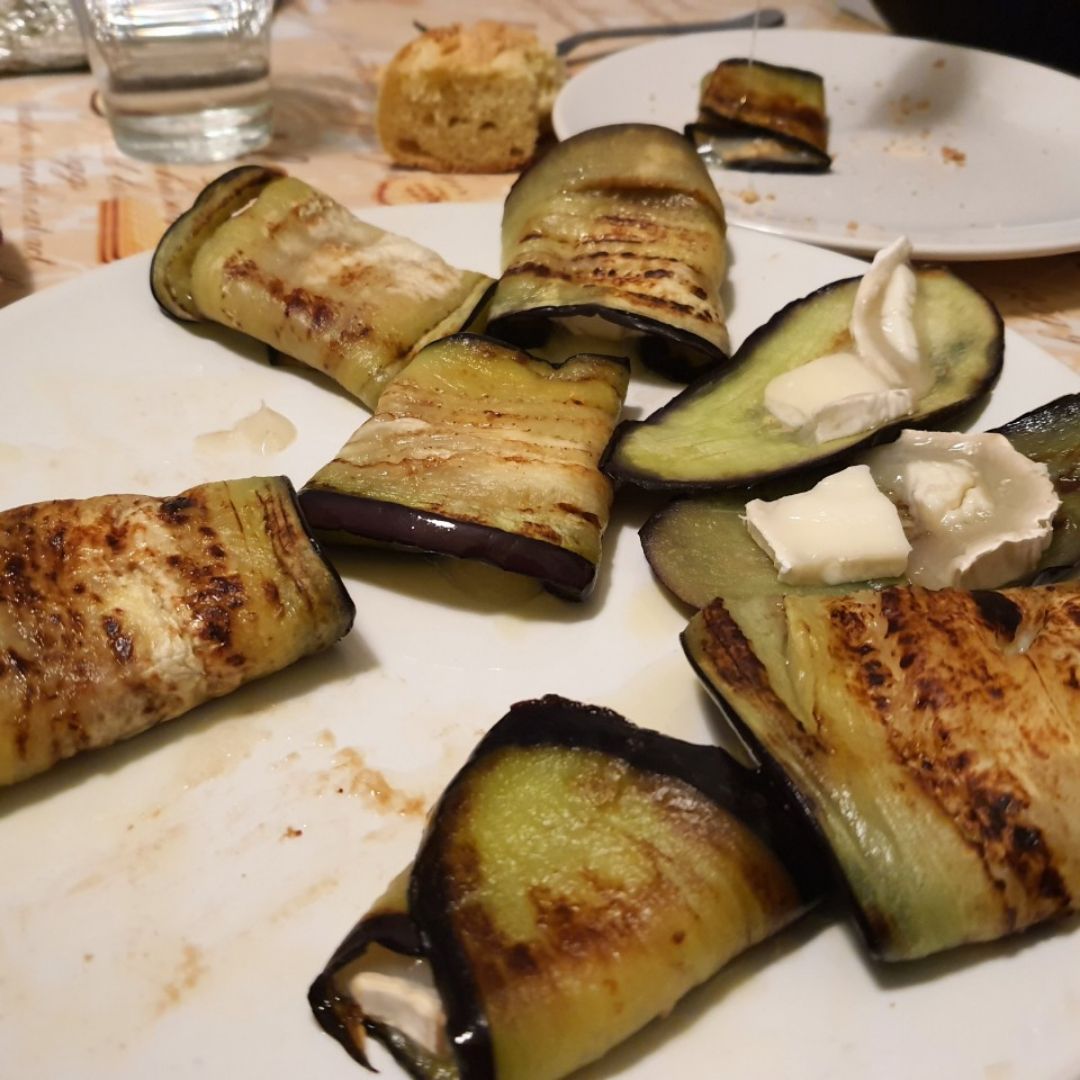 Rollitos de berenjena y queso de cabra 🍆🧀 Paso 4 Rollitos de berenjena y queso de cabra 🍆🧀 Paso 4