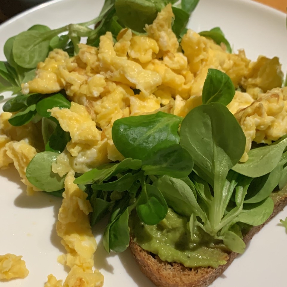 Tostadas con huevos revueltos, canónigos y guacamole Tostadas con huevos revueltos, canónigos y guacamole
