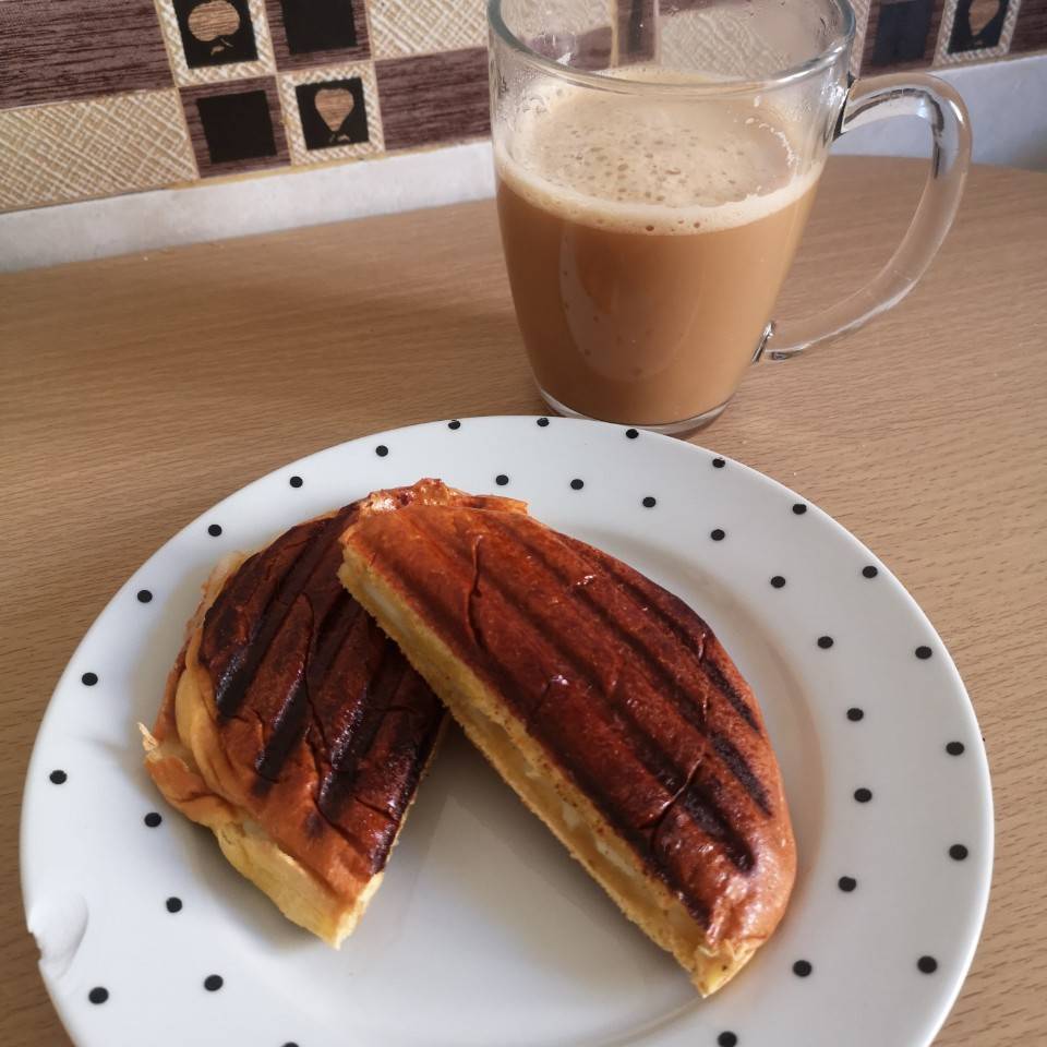 Planchadito de jamón y queso Planchadito de jamón y queso