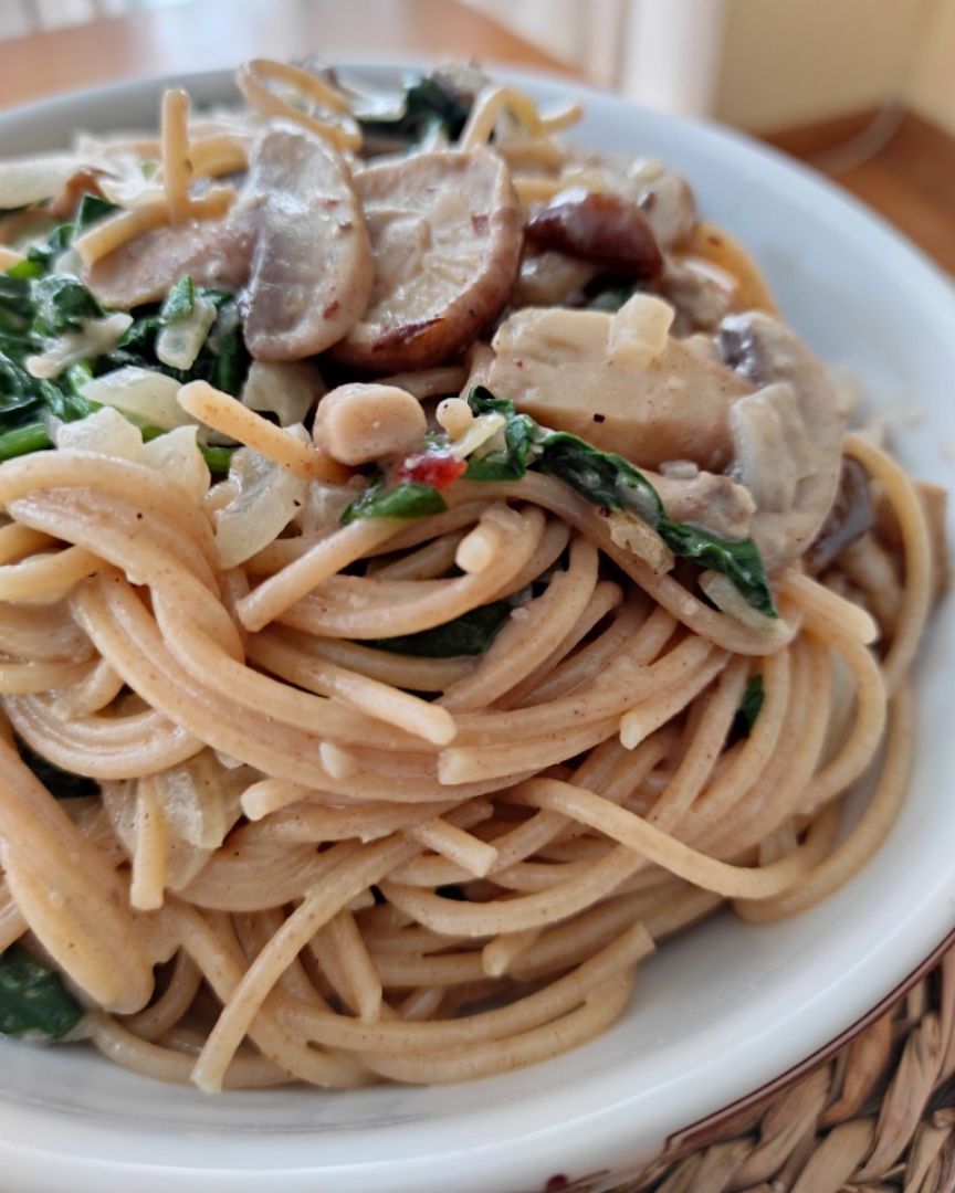 Spaguetti con setas, queso gorgonzola, espinacas y dátiles Spaguetti con setas, queso gorgonzola, espinacas y dátiles