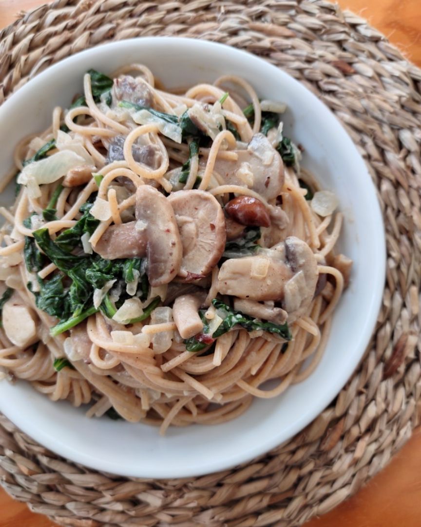Spaguetti con setas, queso gorgonzola, espinacas y dátiles Paso 3 Spaguetti con setas, queso gorgonzola, espinacas y dátiles Paso 3