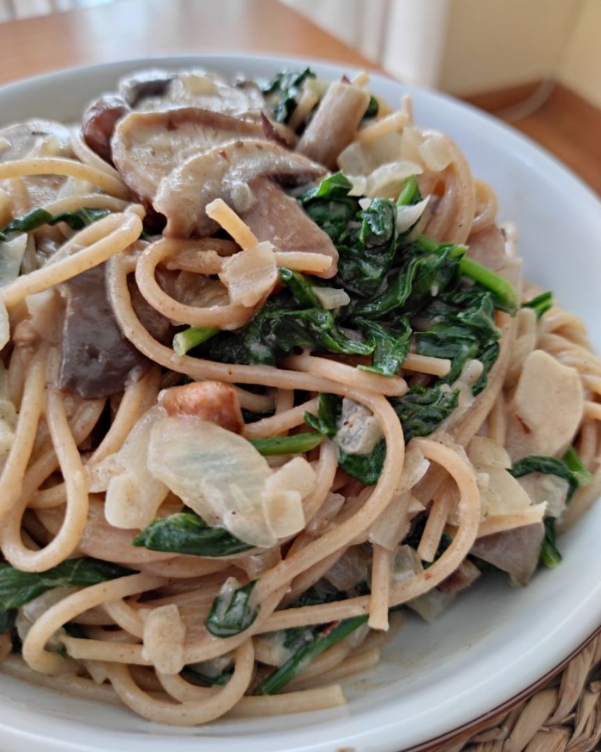Spaguetti con setas, queso gorgonzola, espinacas y dátiles Paso 4 Spaguetti con setas, queso gorgonzola, espinacas y dátiles Paso 4