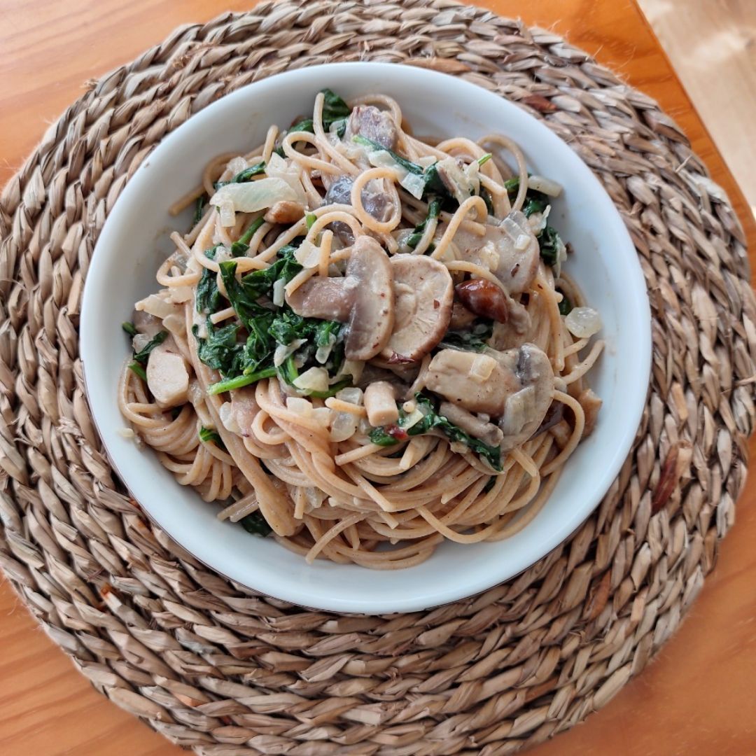 Spaguetti con setas, queso gorgonzola, espinacas y dátiles Paso 5 Spaguetti con setas, queso gorgonzola, espinacas y dátiles Paso 5