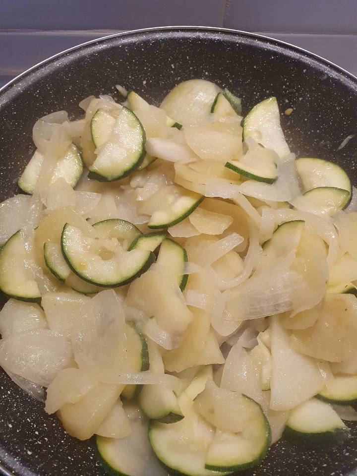 Fritada de patata, calabacin y cebolla Fritada de patata, calabacin y cebolla