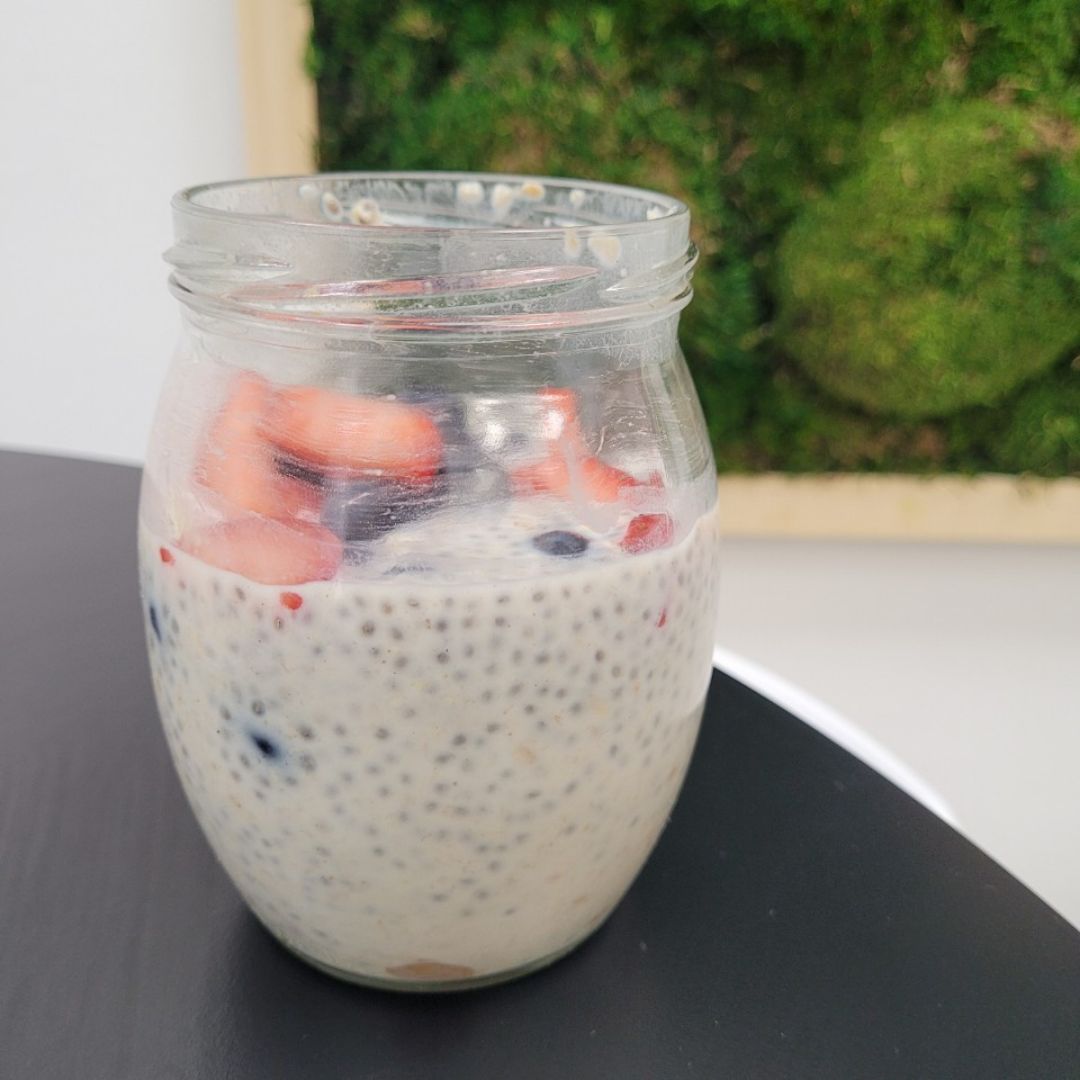 Overnight de chía y avena con frutos rojos