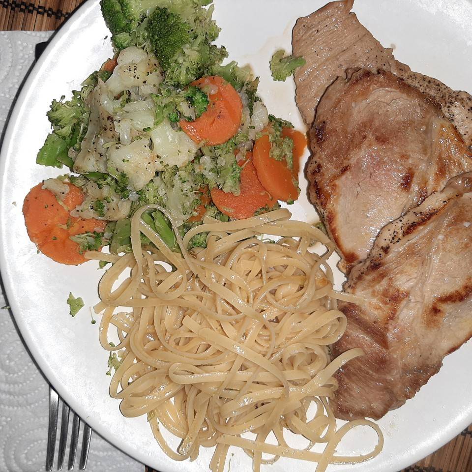 Lomo con verduras y pasta. Lomo con verduras y pasta.