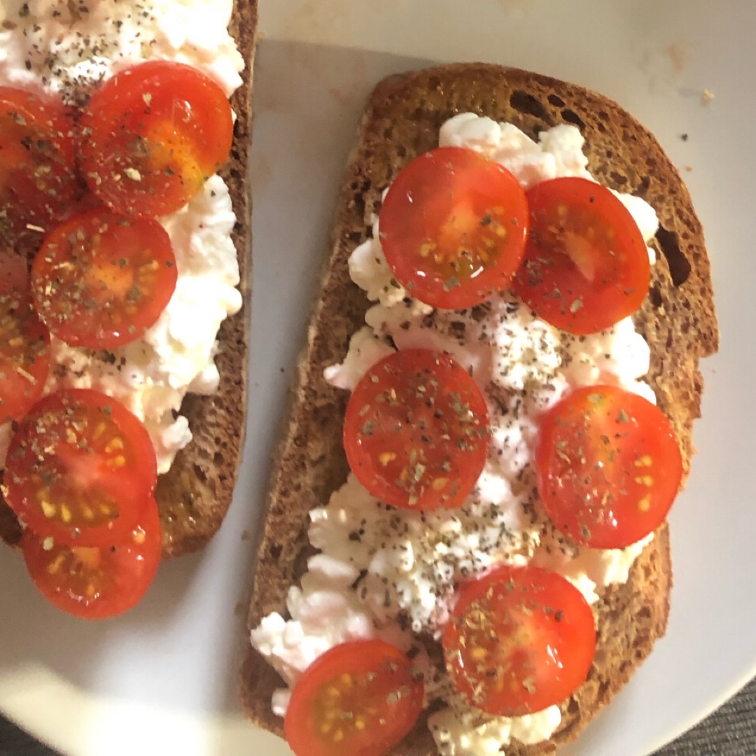 Tostadas integrales con queso cottage y tomates cherrys Tostadas integrales con queso cottage y tomates cherrys