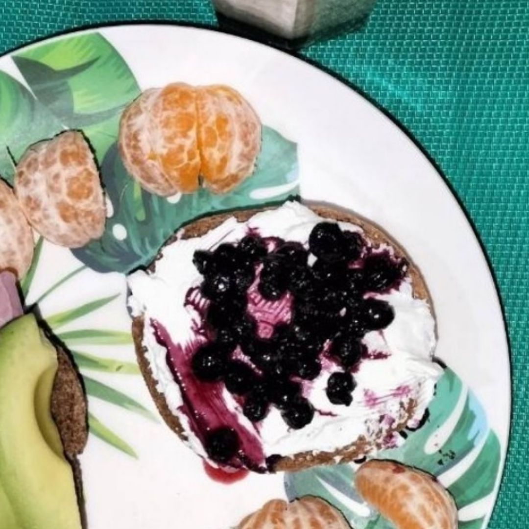 Tostada de crema de queso con arándanos Tostada de crema de queso con arándanos