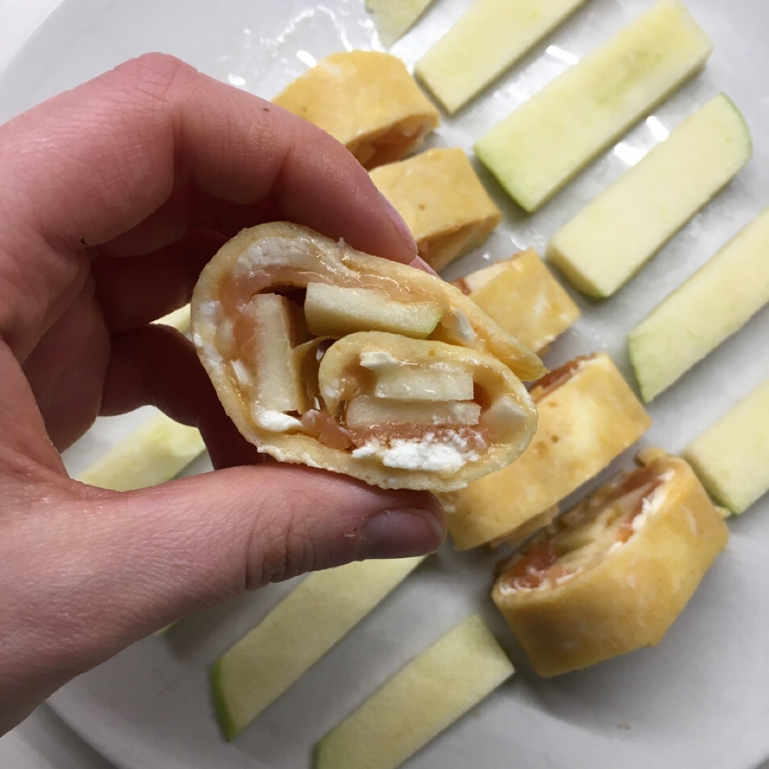 SUSHI DE TORTILLA, SALMÓN AHUMADO Y QUESO DE CABRA ❤️ Paso 5 SUSHI DE TORTILLA, SALMÓN AHUMADO Y QUESO DE CABRA ❤️ Paso 5