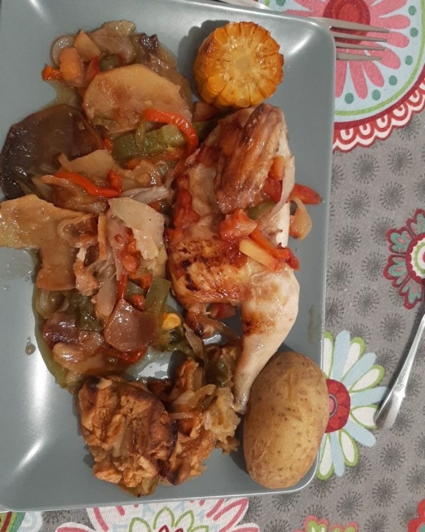 PICANTON (POLLO) RELLENO DE CIRUELAS ROJAS Y FRESAS AL AJO, LIMON Y PEREJIL PICANTON (POLLO) RELLENO DE CIRUELAS ROJAS Y FRESAS AL AJO, LIMON Y PEREJIL