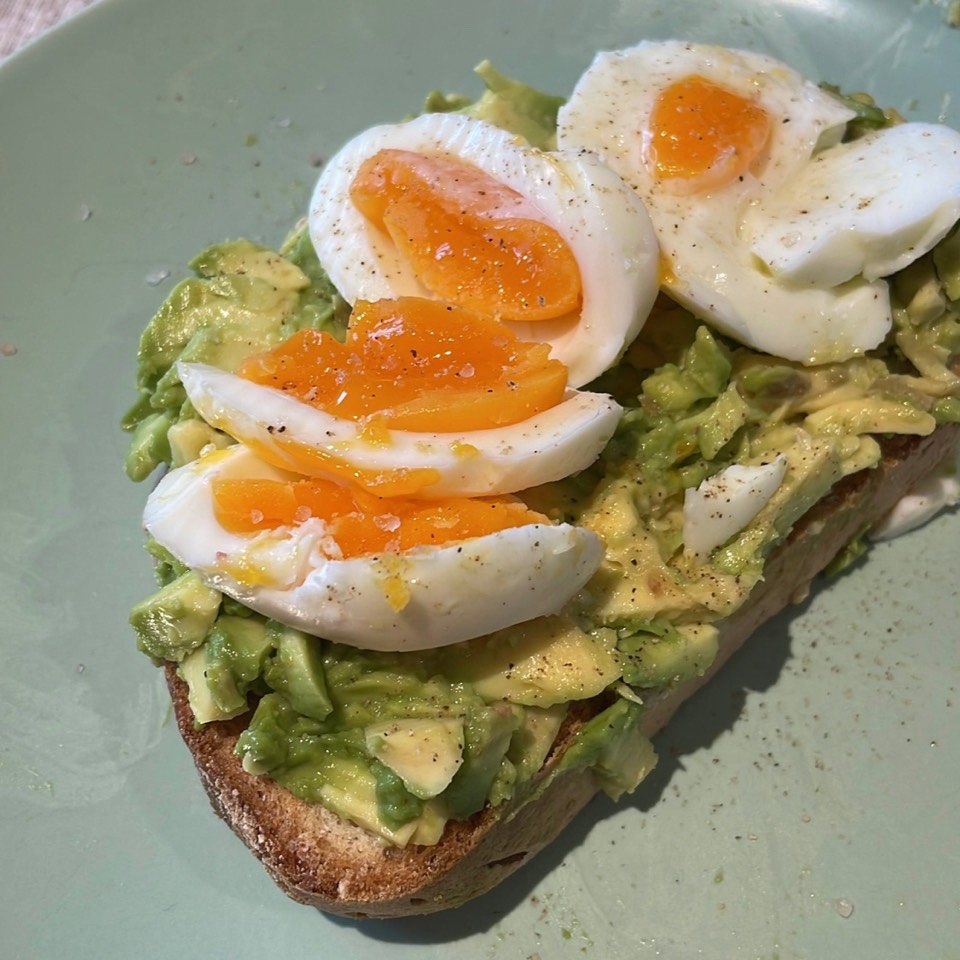 Tostada con aguacate y huevo